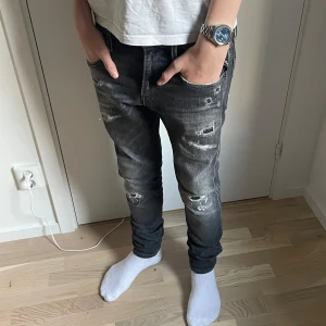 Replay  Anbass ripped jeans  - Säljer dessa feta och  exklusiva Replay anbass ripped jeans. 🛑❗️DE ENDA PÅ PLICK❗️🛑 Storlek 28/32 , men passar w29, knappt använda och så gott som ny:)