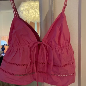 Söt Zara topp - En jättesöt topp från Zara som inte går att köpa längre. Ny utan prislapp alltså aldrig använd då den var för liten.