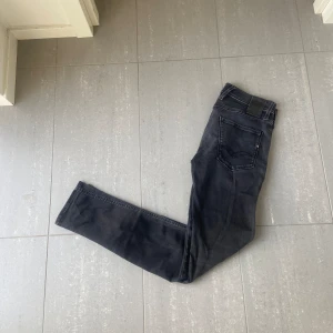 Replay Anbass Jeans  - Säljer nu dessa svarta replay Anbass jeans, skriv för fler bilder/frågor🙌🏼