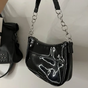 Svart Axelväska  - Nyskick, använd endast 1-2 gånger! Jätte fin, passar till allt! Säljer denna då den inte kommer till användning🥰