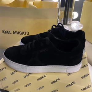 Axel arigato  - Säljer dessa då jag fick de som present och inte är min typ av skor, använda endast två gånger, skorna är i ny skick och har inga skador.