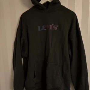 Levi’s hoodie L - En grå fin Levis hoodie med holografisk logga! Storlek L 8/10 condition Skriv vid fundering eller frågor! 