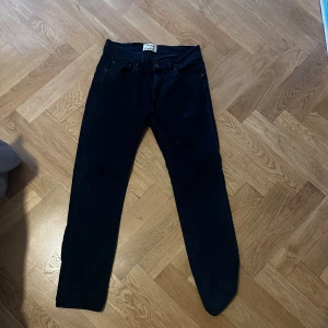 Acne jeans slim fit  - Ett par schysta Acne jeans 32 längd 30 midja, mörkblå färg som är slim fit. Använda 4-5 gånger då jag har ett par andra blåa jeans jag tycker om mer.  Ny pris 3500 kr köpta i december förra året  Pris kan diskuteras.