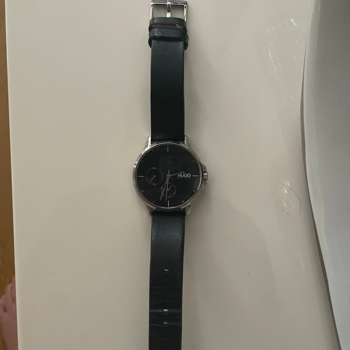 Svart klocka från Hugo