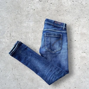 Dondup george  - Riktigt snygga dondup jeans i modellen george ! Med otroligt snygga slitningar och fet tvätt ! Modellen på bilderna är 183 cm lång ! DM vid intresse ! 