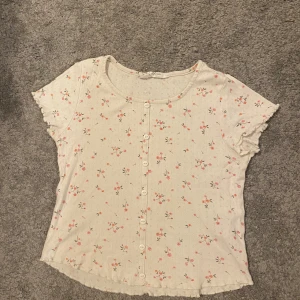 En jättefin tröja från hm - En jättefin t-shit från HM. Med knappar i fram. Andvänd några gånger och är i bra skick 