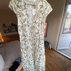 Klänning - Ny med prislapp 