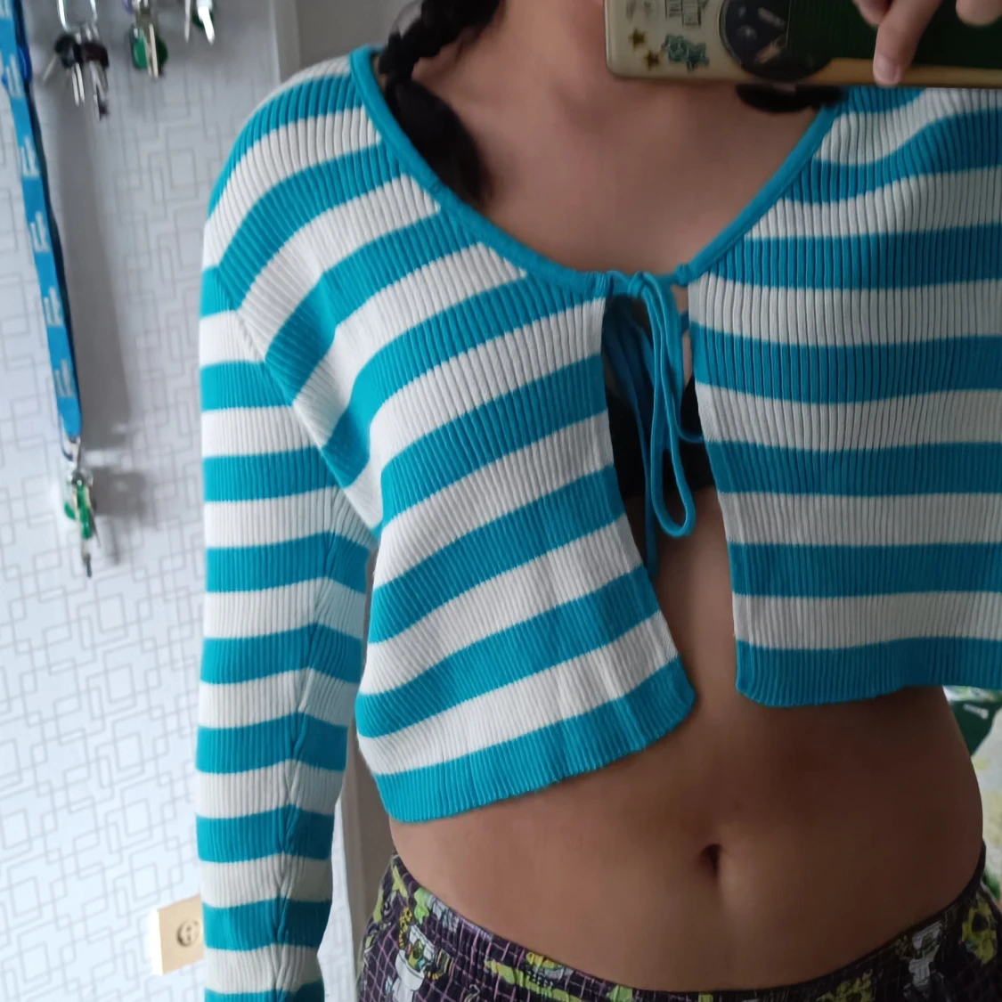 Vit kofta med blåa ränder - 92