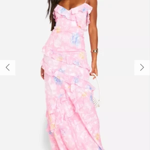 Rosa långklänning med volanger - Superfin klänning som är helt oanvänd (prislapp kvar). Nypris 745kr men säljer för 500kr!! Lånad bild så skriv för fler.💕