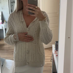 Stickad tröja med luva - Jätte fint skick! Inga fel eller liknande.