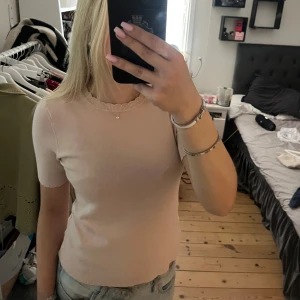 Stickad tshirt  - Jättefin rosa tshirt från mango, jätteskönt material