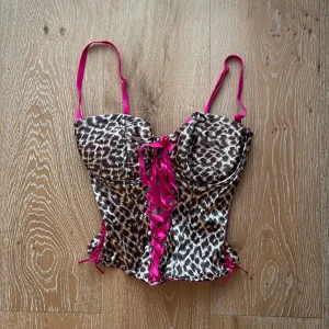 Leopard linne - Leopard print linne med hot pink lacing <33 vil passa en storlek s - liten m