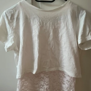 Spetslinne med croppad t-shirt - Säljer de ej separat. Observera att spetslinnet är rosa. Storlek s!