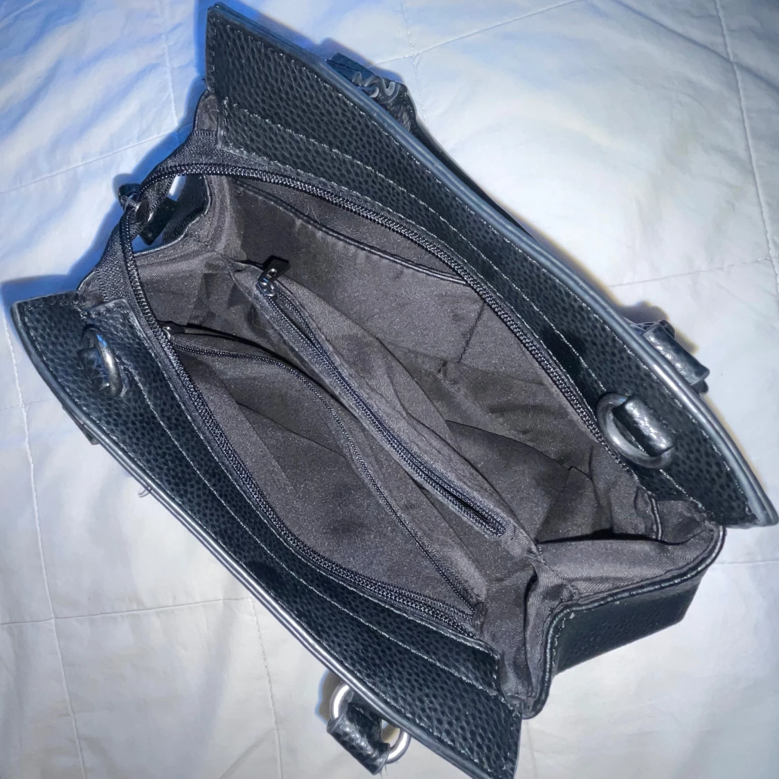 Svart handväska med dragkedja inkl band - 91