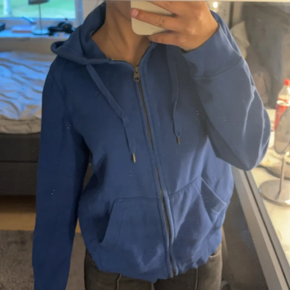 blå jättefin zip hoodie från hm i storlek S och skick 9/10, köpt för rätt längesen. Hoodies.