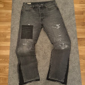 Levi’s Reworked Jeans  - Yo säljer dessa Levis jeans, endast använda 1 gång så nästintill helt nya! 