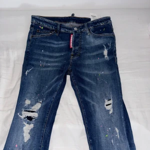Dsquared2 jeans strl S - Dsquared2 jeans i väldigt bra skick. Rosa/neongrön färgstänkning. Qr scan finns som leder dig till Dsq2 hemsida. Storlek S Inte äkta!!!
