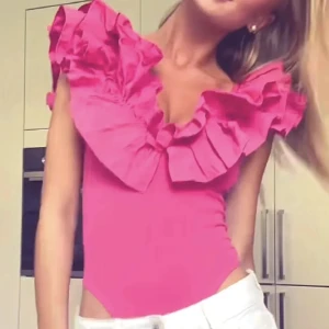 Zara topp oanvänd  - Säljer denna rosa oanvända topp i storlek S. Säljs då jag råkade beställa dubbletter. Vid eventuella frågor eller funderingar kom privat 💓
