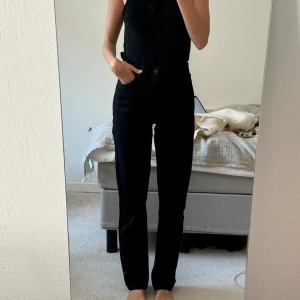 Nudie jeans black - Säljer ett par svarta raka nudie jeans. Nästan nya, i jätte bra skick. Passar mig som är 169cm och storlek xs/s.