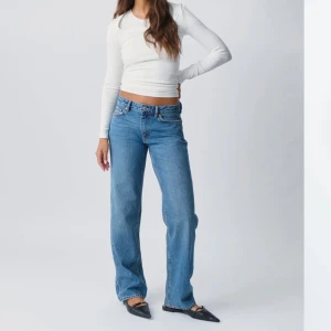 Blå jeans - Säljer ett par lågmidjade blå jeans från ginatricot. De har en straight stil, perfekt för en casual look. Dom är använda 1-2 gånger därav i väldigt fint skick. Rensar garderoben därav billiga priser 😀