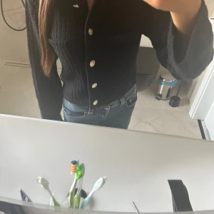 {svart kofta med fickor & guldiga knappar}.      !oavvänd! - Varm och mjuk kofta perfekt för höst/vinter