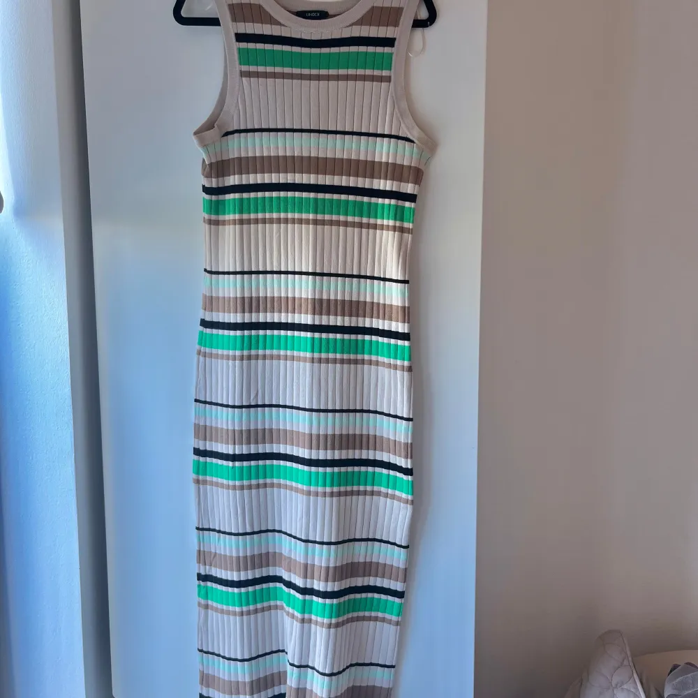 Använd fåtal gånger. Bra skick. Stretchigt material, passar de som har xs-m. Mekot.