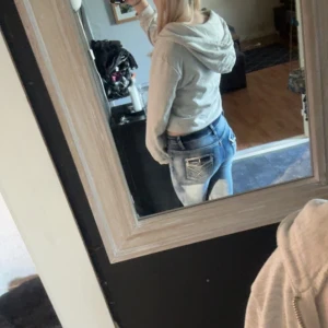 Fina blåa jeans  - Använd fåtal gånger, dem har ett fint mönster på bakfickorna  Skriv om du är intresserad ❤️