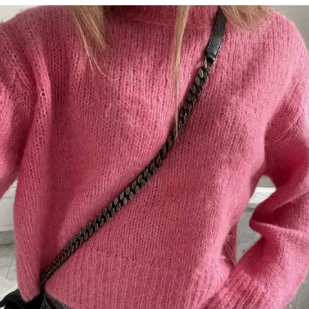 Funderar pĂ„ att sĂ€lja min rosa wool/alpaca tröja frĂ„n hm! FĂ€rgen Ă€r ungefĂ€r som första bilden, sĂ€ljer endast för bra pris! TRYCK EJ PĂ
KĂP NU!!!đ©·. Neuleet.