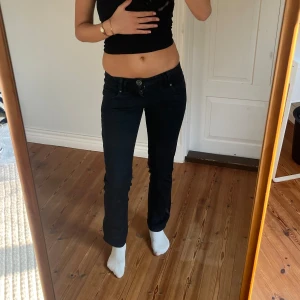 Lågmidjade jeans  - Midjemått( rätt över): 36cm  Inerbenslängd: 79cm   Köp dem via ”KÖP NU” eller Swish  Modellen är 170 cm(kort för mig) , inga defekter 💕 