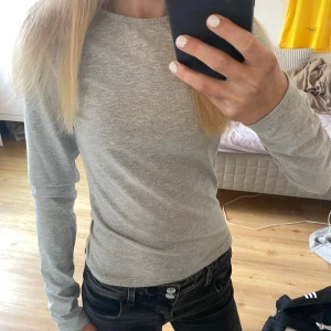 Långärmad tröja  - Knappt använd så i väldigt bra skick men har en liten fläck som knappt syns.