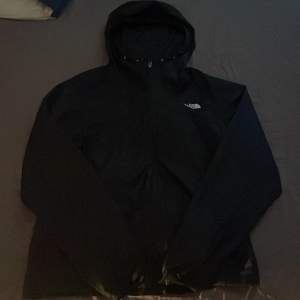 Säljer min north face windbreaker som knappt är använd, jackan är i storlek M