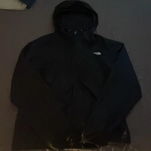 North Face windbreaker - Säljer min north face windbreaker som knappt är använd, jackan är i storlek M