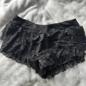 Volang shorts - Svarta volang shorts i storlek S. Aldrig använda, inga defekter. Ny skick. 