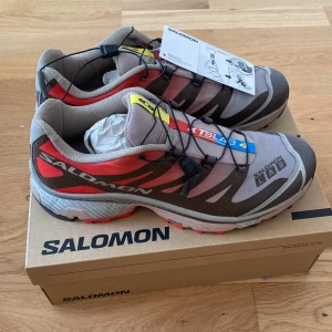 Salomon sneakers - Köpte nya snygga salomon online. Tyvärr för små och retuneringsdagarna gick ut. Ganska Små i stoleken 46 2/3. Kvitto kan skickas. Kartong finns. Nypris var 1700🥲
