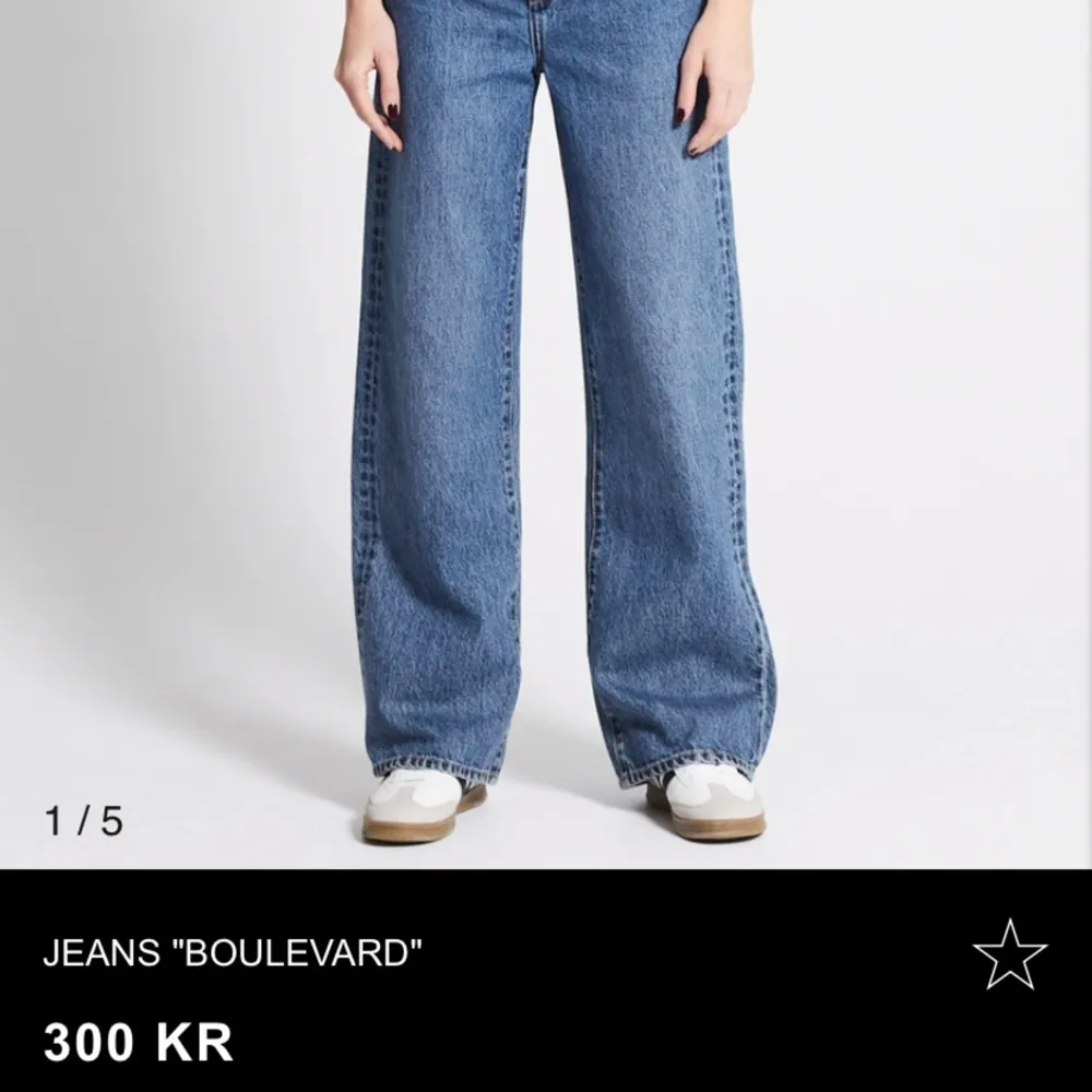 Säljer mina supersnygga jeans i modellen ”boulevard” från lager 157 str: XS, färg: mid wash. Raka/baggy i benen och höga i midjan. Jättebra skick, det enda är att de är lite slitna längst nere (finns specifik bild) Nypris 300 hör av er för mer info💕. Jeans & Byxor.