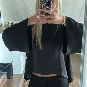 svart långärmad satin topp - en jättefin satintopp från gina tricot och är använd ett fåtal gånger. storlek S och säljer för 199kr!! 😍😍
