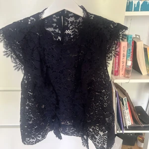 Blus - Populära jättesöt topp från zara. Storlek L men skulle säga M💓