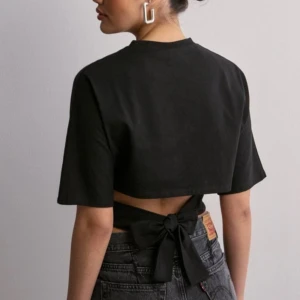 Open back tie tee  - Super fin tröja som passar alla. Den går att knyta i ryggen så har en dröm passform. Säljer den för att jag inte använder den någon gång. Använd endast en gång. Väldigt populär och i bra skick❣️priset kan diskuteras 