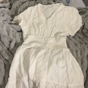 Fin sommarklänning  - fin sommar klännig med snygg urringning💗 Obs: Sminkfläcken kommer tvättad bort