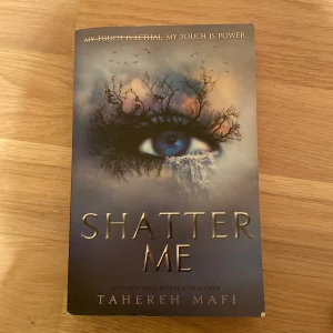 Shatter me -  Det finns korta notes på vissa sidor som jag antecknade när jag hade läst för flera år sedan (på 5-10 sidor) men annars är den bra i skick. Boken ser ut som det är på bilden. 