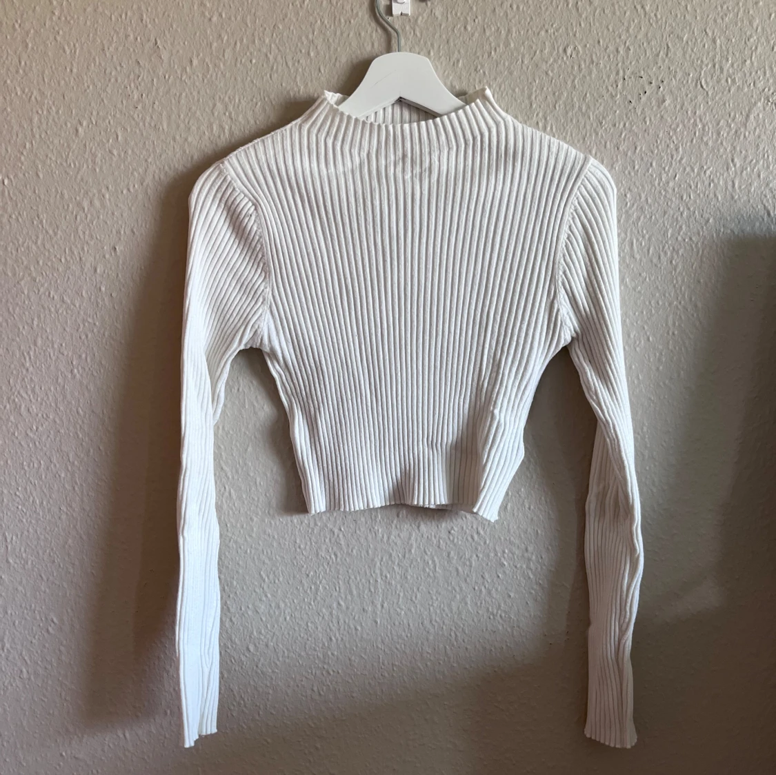 Vit ribbad croppad tröja