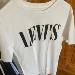 Levis T Shirt - Skick 10/10 Nypris 300kr