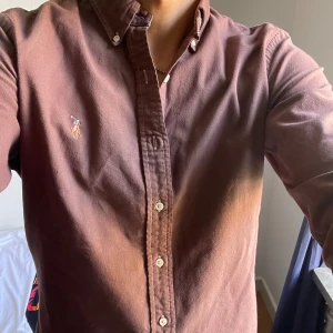 Polo skjorta  - En väldigt fin polo skjorta. Använt den 1-2 gånger för fått den av en kompis. Den är fräsch och kan passa med bra kläder. Storleken är L fast den är i slimfit så de passar M med