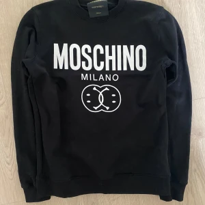 Moschino tröja  - Svart moschino sweatshirt. Mycket fint skick, sparsamt använd🤩 nypris ca 3500kr