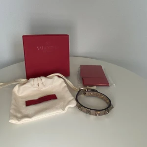 Valentino Armband (Silver) - Säljer detta valentino armbandet i skicket 10/10. Allt og medföljer. Bara att höra av dig vid fler bilder/frågor