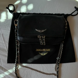 zadig&voltaire - jättesöt väska och såklart äkta men den är använd så därför de billiga priset 