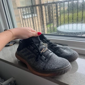Adidas träningsskor - Adidas träningsskor helt oanvönda, samlar bara damm! 