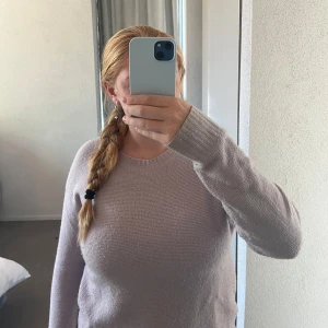 Stickad tröja  - Lila tröja från uniqlo. Har blivit lite nopprig. Storlek xs men skulle säga att den passar även upp till M, bara att fråga om bättre bilder