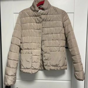 Beige höstjacka - Superfin beige höstjacka i stl M💕ser något rosa ut i tonen på de sista bilderna men den är helt beige i verkligheten:) 