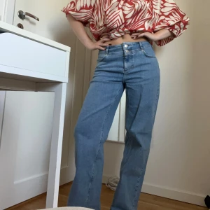 NA-KD jeans  - Jeans köpta på NA-KD. Har varit lite långa för mig därav är dem lite slitna (de sista bilden) 